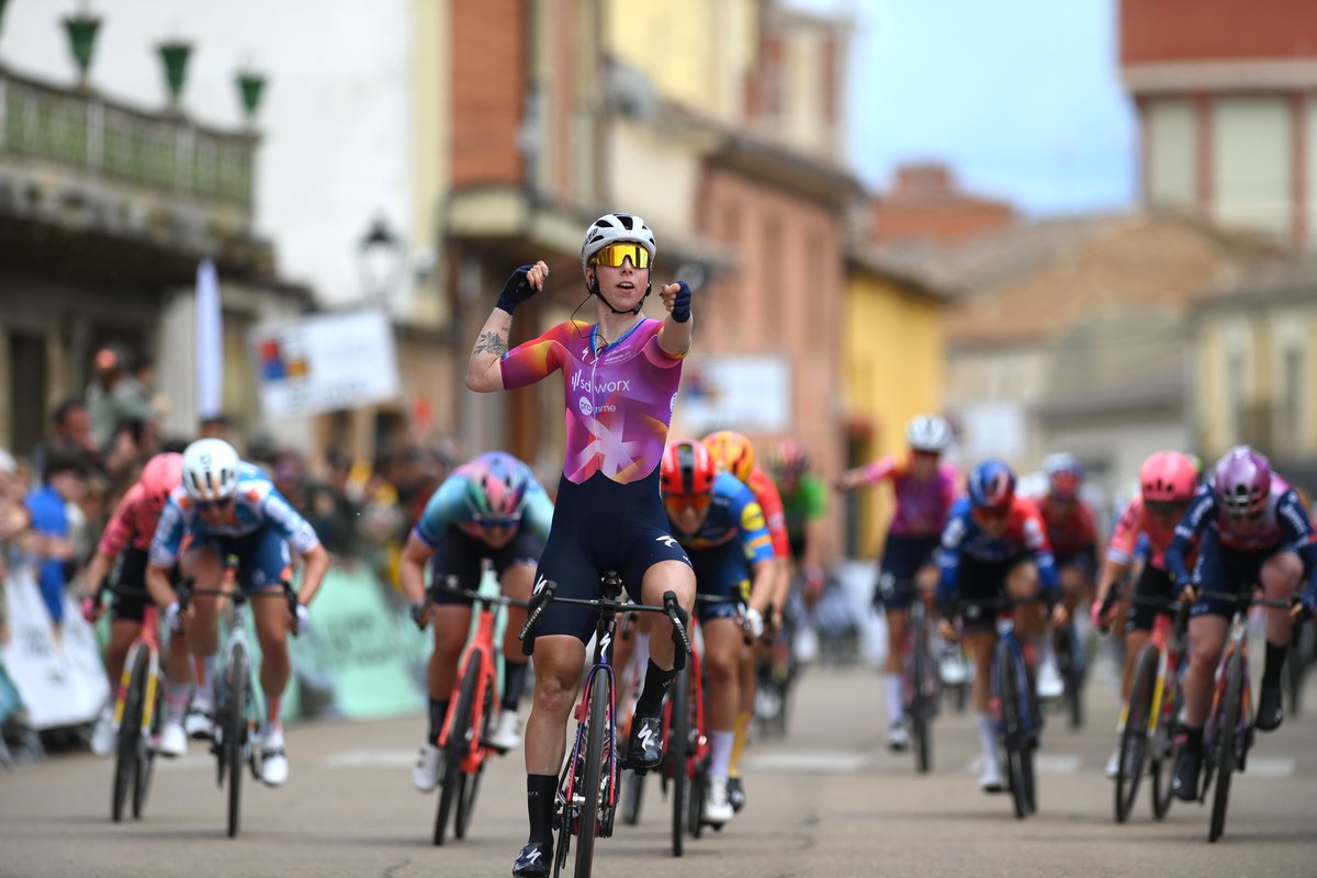 BULL'S EYE! 🎯🥇 @lorenawiebes sprints to victory in the 3rd stage of @VueltaBurgos 🏆 Photo: @GettySport #wesparksuccess