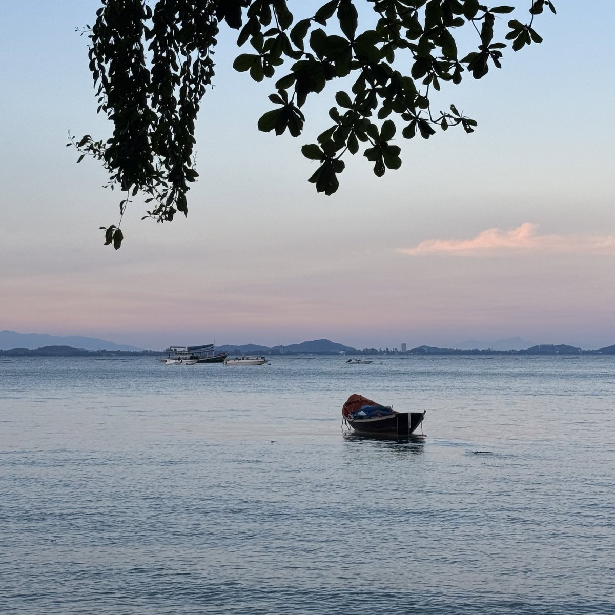 sfkkfs_'s tweet photo. แนะนำที่พักบนเกาะเสม็ด วิวทะเลชัดตาแตก สวยมากกก Baan Ploy Sea 🌊🏝️ ห้องกว้างนอนกับเพื่อน 3 คน โคตรสบาย เห็นทั้งพระอาทิตย์ขึ้น และแสงเย็น mood ดีสุดๆ ถ่ายรูปเล่นน้ำสะใจมาก https://t.co/KYJZYk6AAb