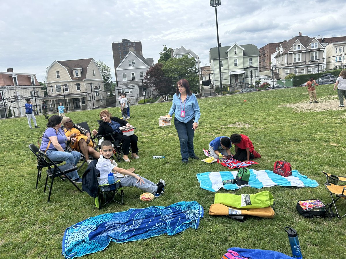 On Friday, we held our Annual Cesar E. Chavez School BBQ/picnic for our 'Super Stars! '. Our Staff rolled up their sleeves to BBQ yummy burgers, hotdogs for our students and served them while they enjoyed the picnic! Our Eagles had a Fabtastic time! @YonkersSchools