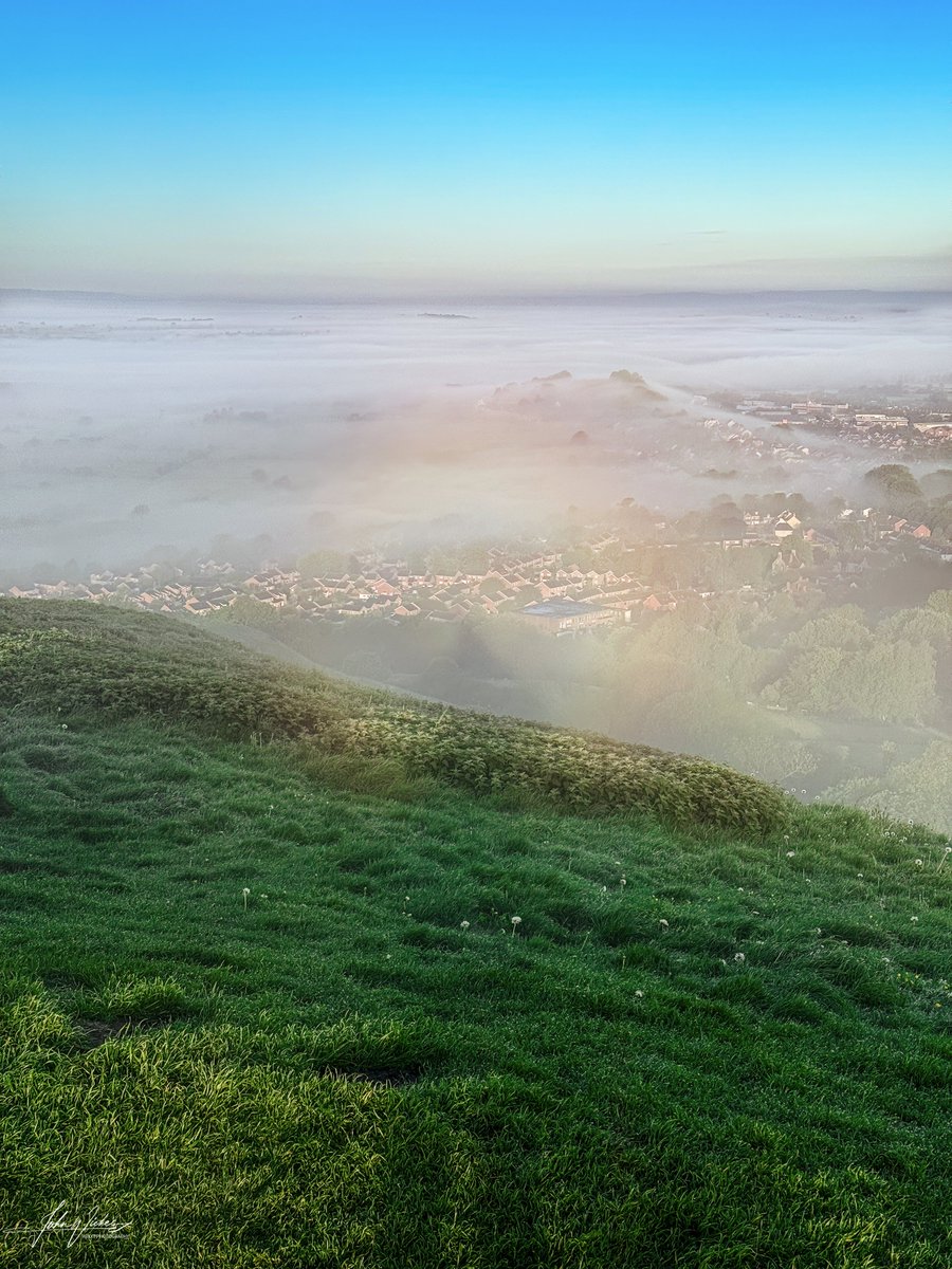 john_wickes9's tweet photo. Don't know if this will interest you! 
Me yesterday taking a picture of my shadow from the top of Glastonbury Tor, showing a #brokenspectre. Can you see it.

@theavalonians #Mist #Glastonburytor #ThePhotoHour #Sunrise #Somerset @ITVCharlieP

What is it:
https://t.co/9jeVaYb4Ht https://t.co/82MgqVpqK5