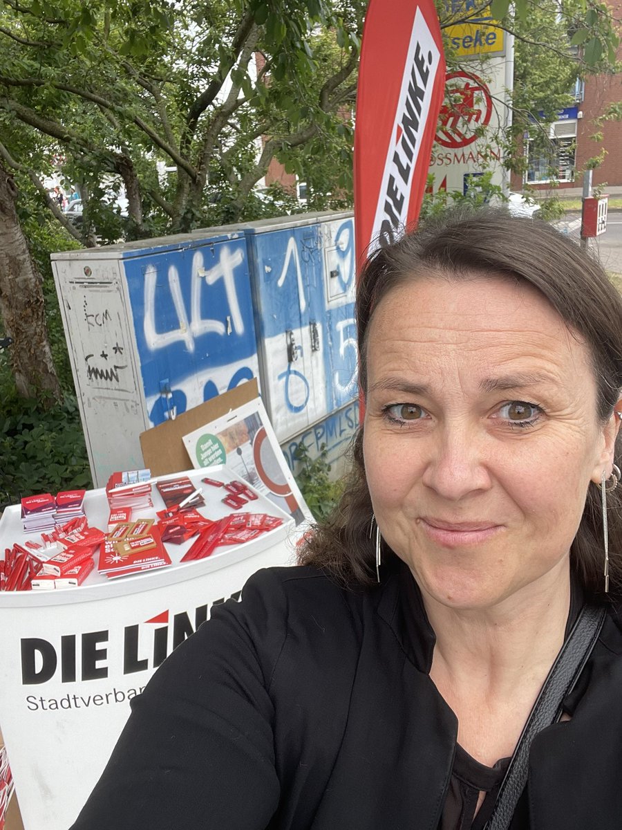 Heute am Infostand, ältere Dame 90+ sagt zu mir: „Hört bitte nicht auf. Macht weiter. Wir brauchen euch.“ und erzählt mir Teile ihrer Lebensgeschichte. Stabil links. Danke für das tolle Gespräch 🚩wir machen weiter! @dielinke #nurmitlinks