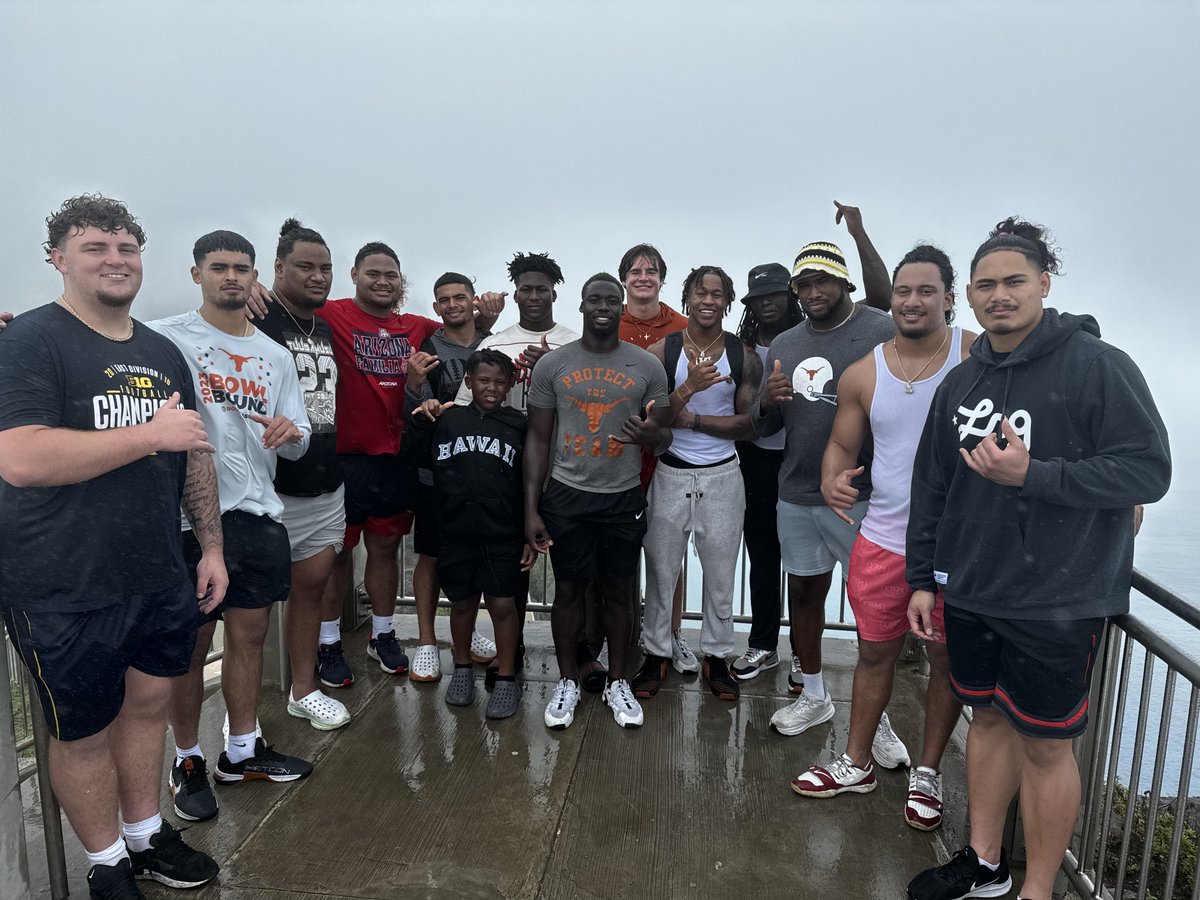 .@LefauLiona, several @TexasFootball teammates, and other college football stars are hosting a free clinic today at @KahukuFB, something not possible before the start of the NIL era. More from @josephcook89 (FREE): on3.com/teams/texas-lo…