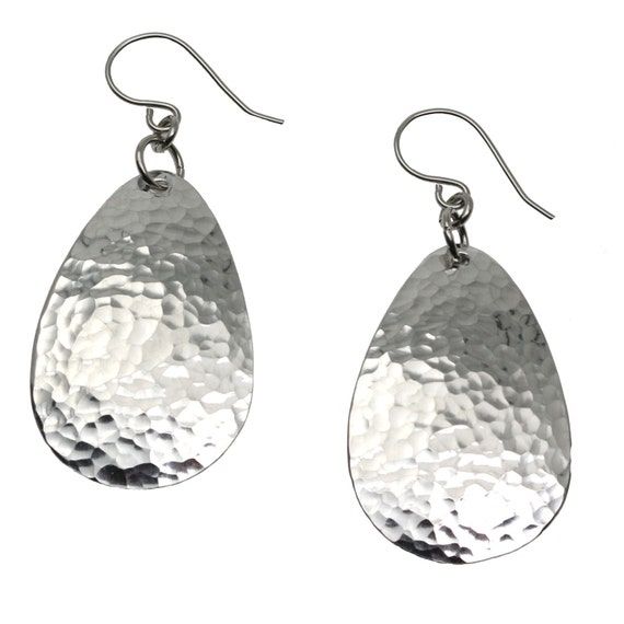 Celebrate a decade of love with our Small Hammered Aluminum Tear Drop Earrings, an exquisite 10th anniversary gift! 🥳💖 

Daily Jewelry Tips 👉🏼 @johnsbrana.

#10thAnniversaryGift #AluminumEarrings #JohnsBrana
buff.ly/3V3VBPn