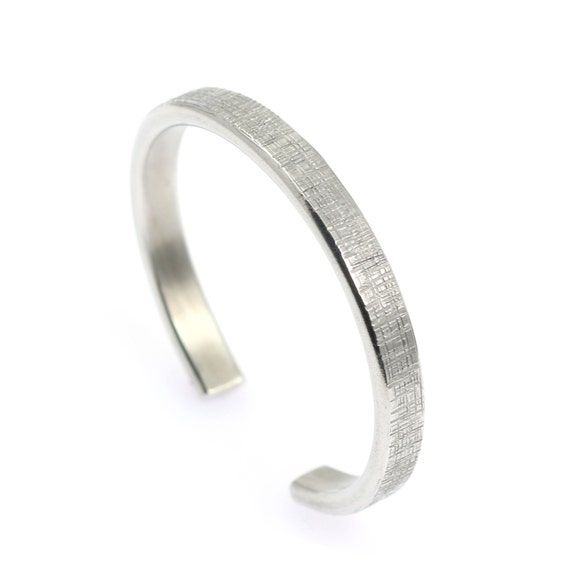 Celebrate a decade of love with our Thin Linen Aluminum Cuff Bracelet, a stylish 10th anniversary gift she'll cherish! 💖🎉 

Daily Jewelry Tips 👉🏼 @johnsbrana.

#10thAnniversaryGift #AluminumCuff #JohnsBrana
buff.ly/4bnvxV1