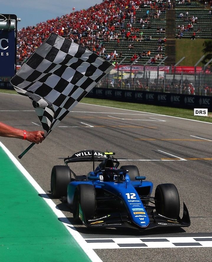 Corrió con una camiseta de la selección firmada por Messi, le hace homenaje al flaco traverso con su nombre en el auto y gana a lo guapo con tremenda maniobra en la última vuelta en Imola, circuito donde ganó el año pasado en F3.
Todo esto siendo debutante!
FRANCO COLAPINTO🇦🇷🚀