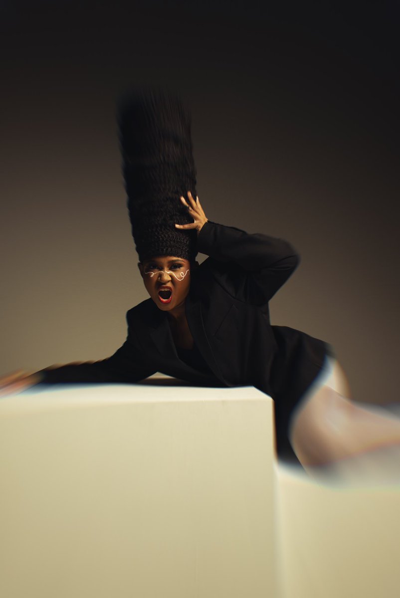 qphotography___'s tweet image. Took me like 2 hours to make this headpiece for this but here’s the final results 🖤