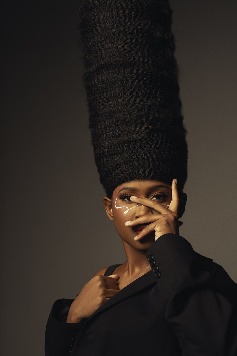 qphotography___'s tweet image. Took me like 2 hours to make this headpiece for this but here’s the final results 🖤