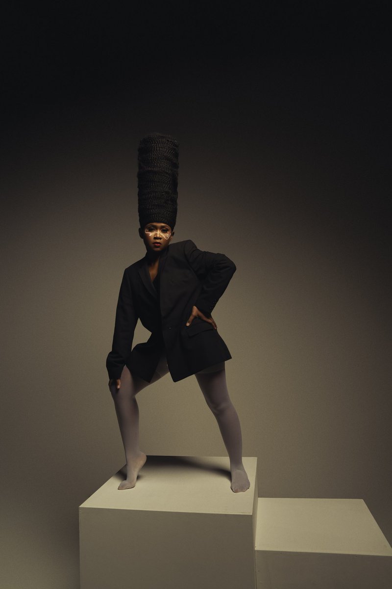 qphotography___'s tweet image. Took me like 2 hours to make this headpiece for this but here’s the final results 🖤