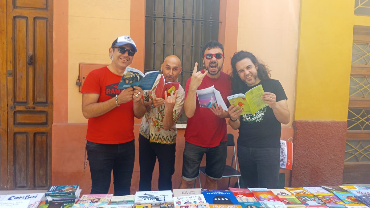 BullentEdicions's tweet photo. Al #CuquetFest del @TioCuc #Ramonets amb les rondalles del dret i del revés 
#LallenguaNoEsToca https://t.co/dfqBQuq1YJ