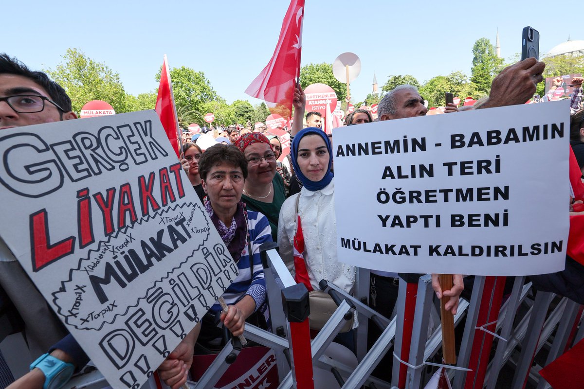 İstanbul Saraçhane'de Büyük Eğitim Mitingi'ni düzenledik. 'Bu hesapla mevcut öğretmenlerin göreve gelmesi için tam 65 yıla ihtiyaç var. Diyorlar ki tasarruf tedbiri var. Yanlış itibardan tasarruf olur ancak eğitimden tasarruf olmaz...'