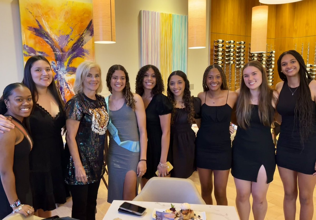Erica Castillo (@cruzerica) on Twitter photo So gracious of <a href="/KimMulkey/">Kim Mulkey</a> to take a photo with our girls! They were completely star struck! So gracious of <a href="/KimMulkey/">Kim Mulkey</a> to take a photo with our girls! They were completely star struck!