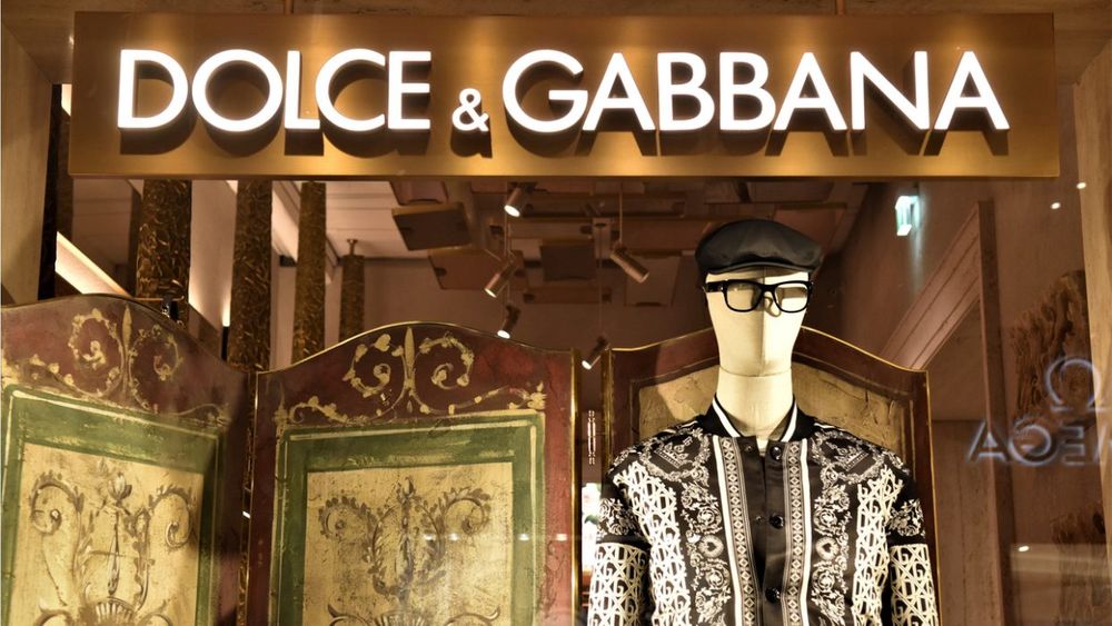 Một khách hàng bất mãn, Luke Brown, đã đệ đơn kiện tập thể chống lại Dolce & Gabbana và UNXD vì chậm trễ cung cấp các sản phẩm NFT, khiến tài sản kỹ thuật số mất 97% giá trị. Brown đã trả 6.000 USD cho “DGFamily NFT” của Dolce & Gabbana, bao gồm tài sản