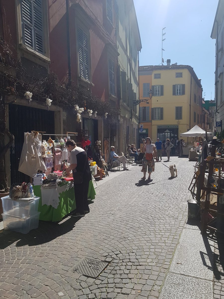In una #Parma finalmente baciata dal sole è in corso l'ultimo appuntamento con ArteSauro, il #mercatino dell'artigianato in via Nazario Sauro, la via degli antiquari nel cuore della città #parmawelcome #visitemilia #inemiliaromagna