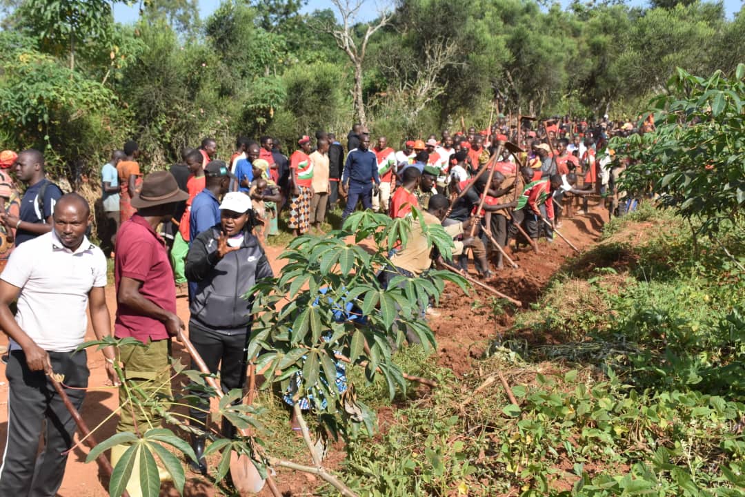 1/1. après ces travaux, Hon Fabrice Nkurunziza a rappelé à la population de cette commune l'importance des routes. Il a ensuite invité cette dernière à planter des arbres fruitiers en particulier les avocatiers, continuer à développer la culture du caféier, lutter contre la