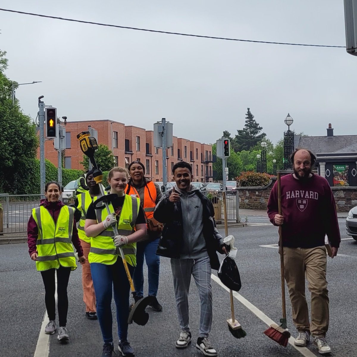 Salute the Tidy Towns volunteers!
Out and about in Blanchardstown village (and many other villages)
every Saturday morning, & Wednesday evening
You are welcome to join! 🌱🏵🌿🧹🌳
#LE24 #dubw #dublin15 #fingal #tidytowns