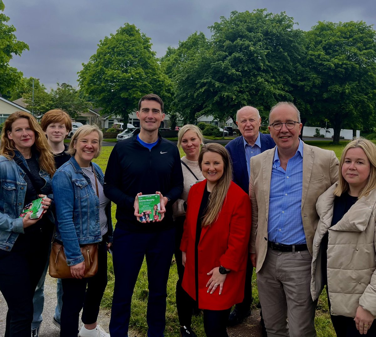 Out on the doors with @fiannafailparty candidate Cllr. Emma Murphy in Knocklyon with great recognition of her work on the Council. Emma has huge commitment to deliver so much more for her community over the next 5 years. Great to be joined by EU colleagues from @AllianceOfHer