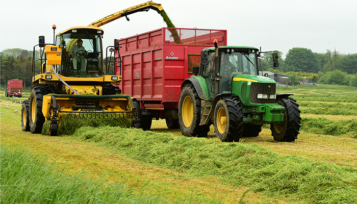Silage season calls for advance planning and even farmers and contractors with years of experience need to be aware of the dangers associated with this activity and take the necessary precautions. Find advice here bit.ly/4bkid3U