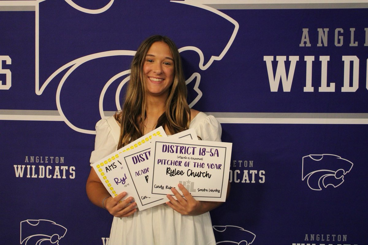 Junior Banquet! Had a great year with these girls. I am glad to have received academic all district and pitcher of the year!💜🤍