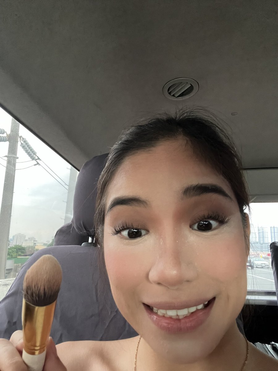Doing your makeup in the car should be a sport. Haha ang hirappppp

Anyways here is me taking selfies while baking my face hahaha