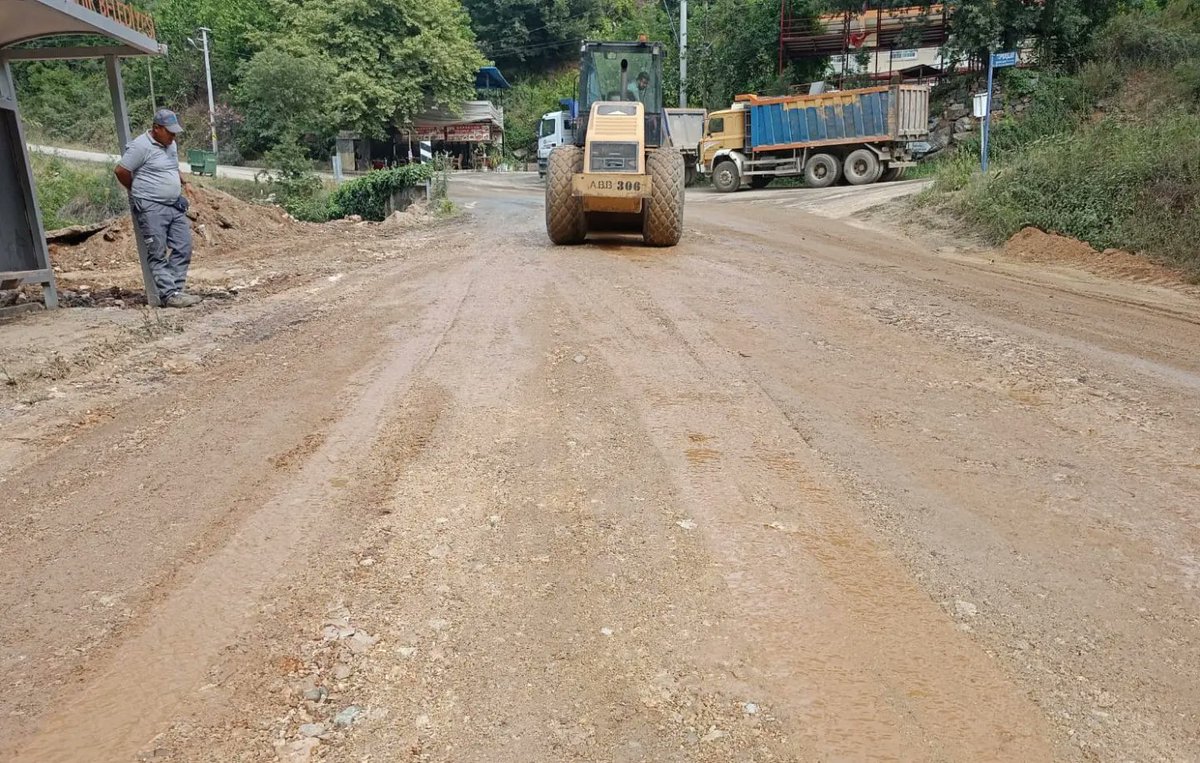 Alanya’nın kırsal mahallelerinde yol bakım ve onarım çalışmaları yapıyoruz. 🛣️🚧 #BüyükşehirÇalışıyorAntalyaKazanıyor