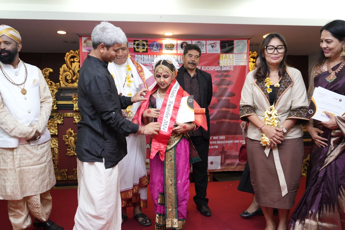 Director Shri Naveen Meghwal attended & delivered a speech the 3rd Shobha Naidu Awards Ceremony on 15th May organized by Premaloka International in collaboration with the Institute of Kuchipudi Dance Pranav.
In this program, Odissi dance teacher performed a classical Odissi.