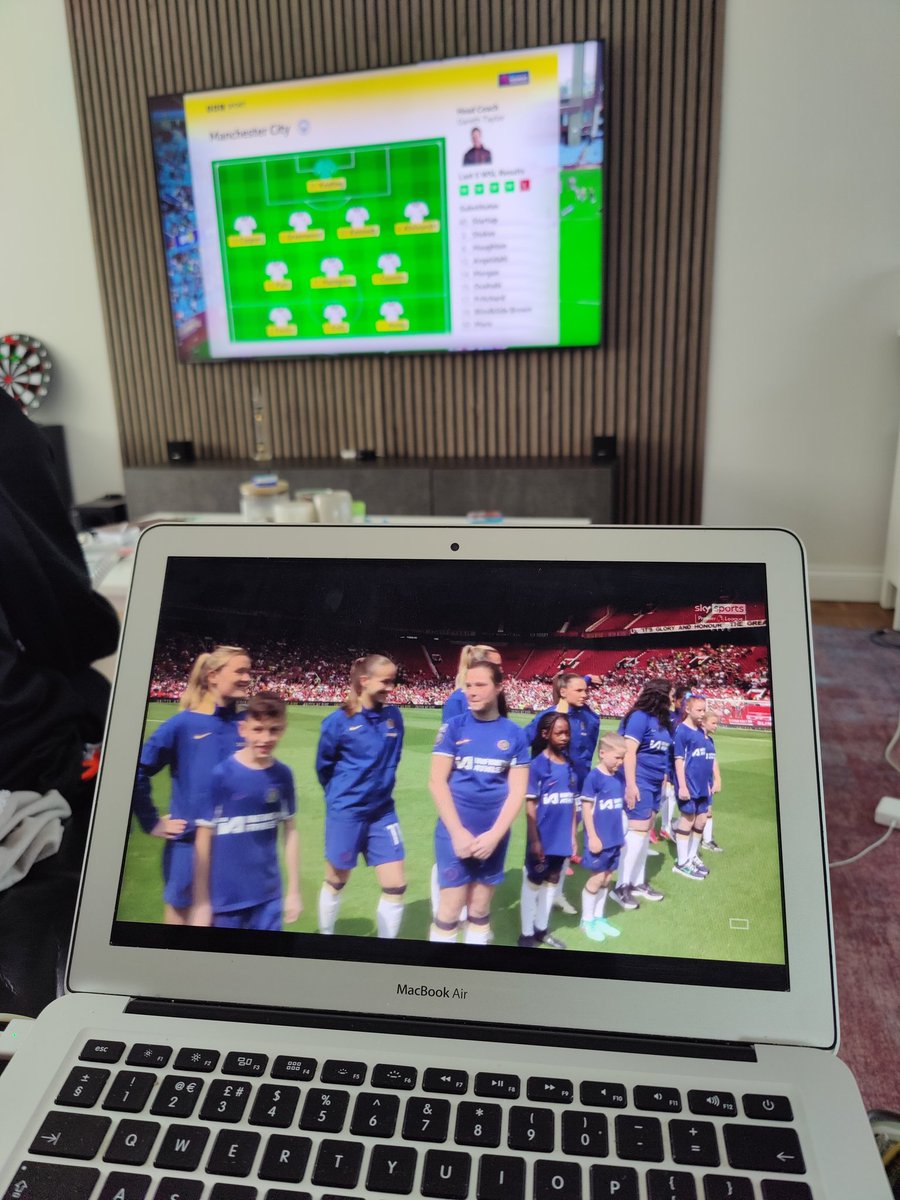 faye_white's tweet photo. Well this is exciting....all to play for for both teams on the last day!! #Chelsea or #City ?? 
#Barclayswsl #Doublescreen https://t.co/SbvKNPbYjE