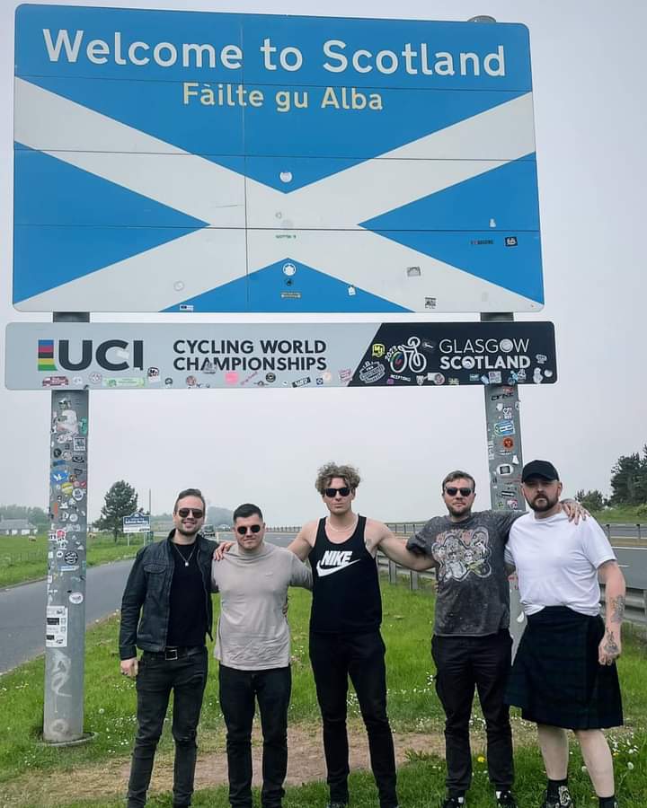 The guys are on their way. Welcome to Scotland the @MatildaShakes Can't wait to see you all tonight. I'm sure the @boxoftrashmusic guys will show you the Scottish way. 🥃 🥃 🍻