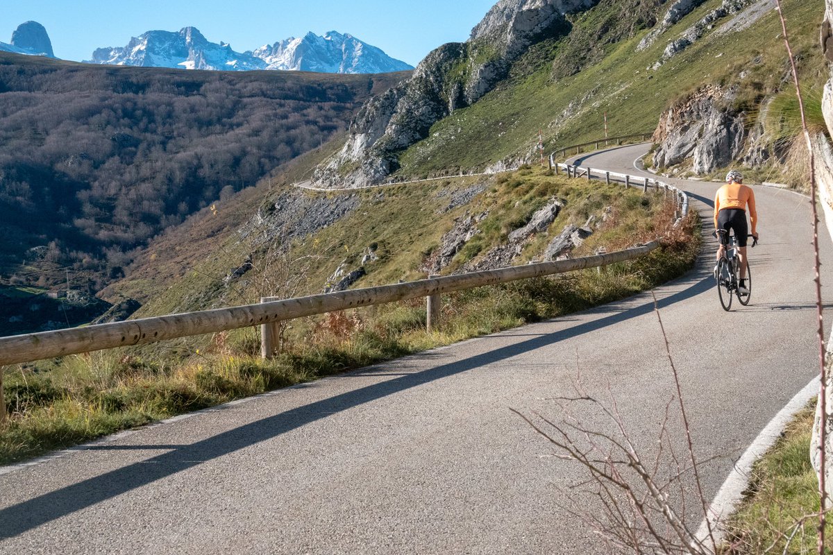 Route 5 - Los Picos, El Jitu and the Sea
#colladabarreda #tresviso #picosdeeuropa #fromwhereweride #vacation #luxurytrip #roadslikethese #biketours #asturias #holidays #asturcycling #exercise #traveler #getaway #cyclinggetaway #luxuryhotel #landscape 🌍: Collada Barreda