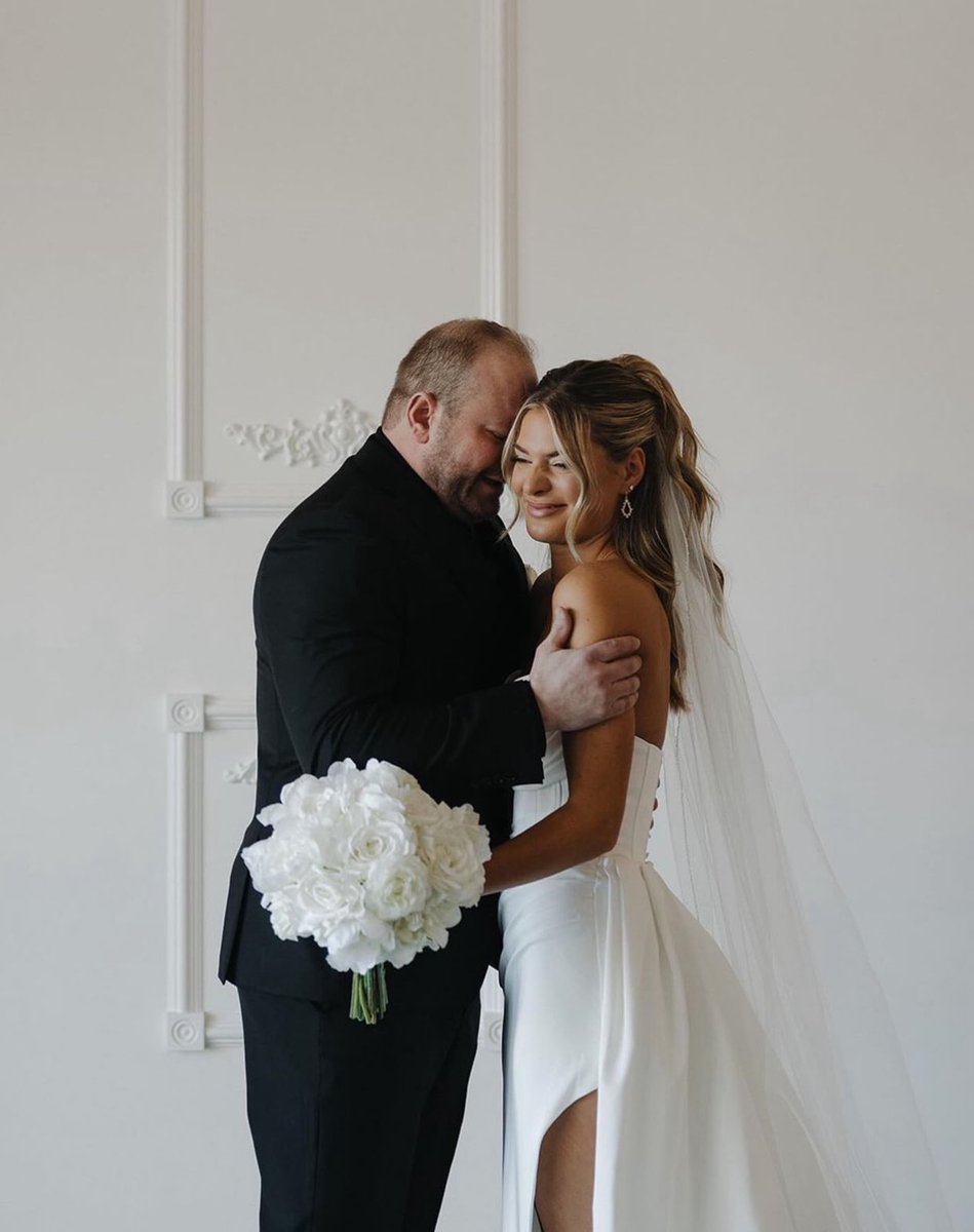 📷💐Photography by @sami.photoandfilm​
The first moment the bride’s father sees her on her big day with one of our wedding bouquets. Moments that always remain in the hearts of family members.​
•
#WeddingFlowers #Wedding #FlowersDelivery #GlobalRose