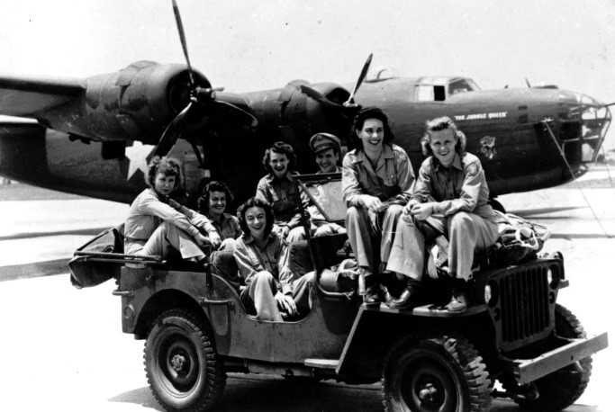 The Unknown #WASP
Women Airforce Service Pilots take a
Jeep ride at Love Field, Dallas, Texas, 1943
B-24 Liberator on the pad.
@WomenInAviation @WomenMilAv8rs @WomenAtWar2 @WomenOfAviation @FlyingIsFemale #womenpilots #FlyGirls @WomenintheAir