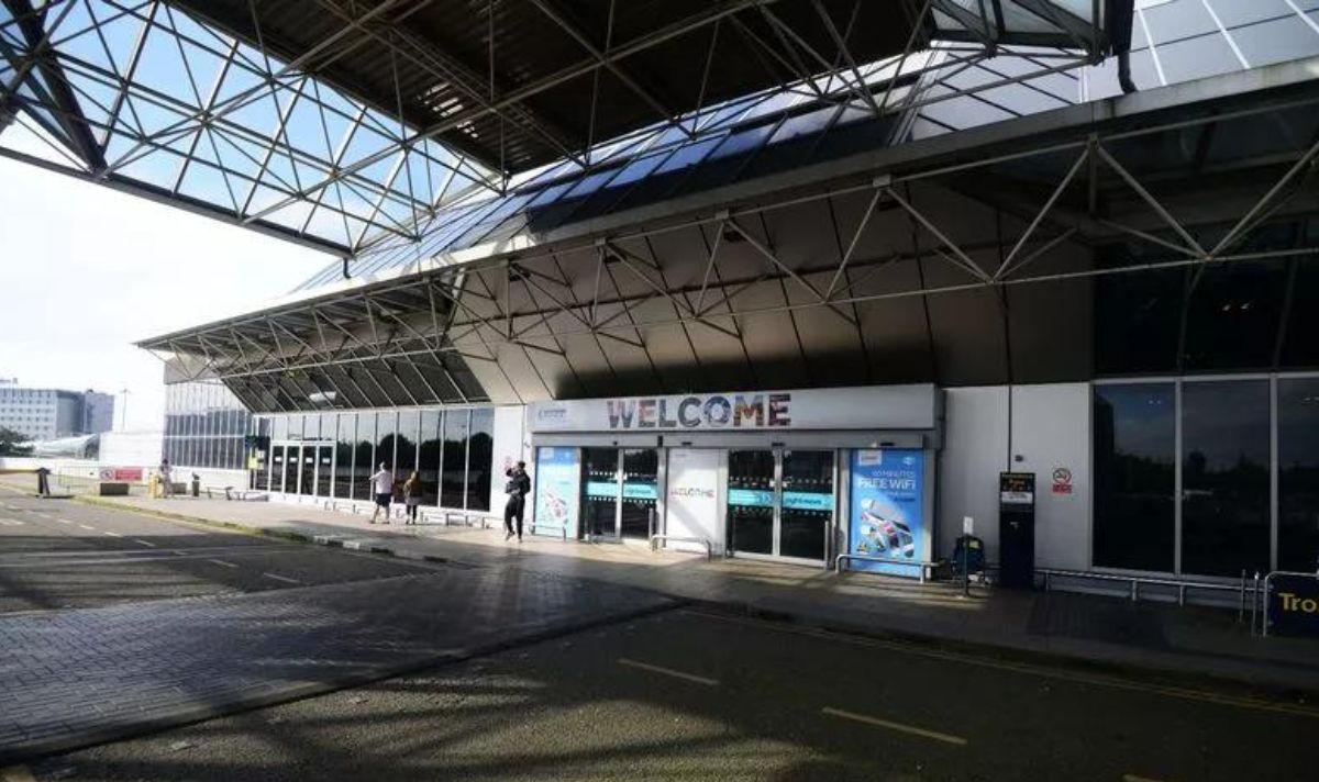 Man dies 'after falling from #ManchesterAirport car park' as police launch investigation express.co.uk/news/uk/190082…