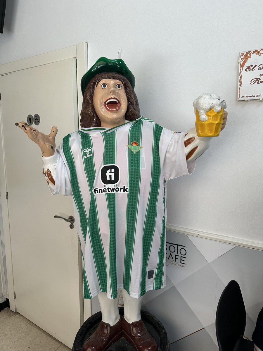 TeresaSC15's tweet photo. El Gambrinus sanluqueño es “Der Beti” (bar la cuarta esquina) 💚 @MARIOCLIMENT https://t.co/BYalltuwXN