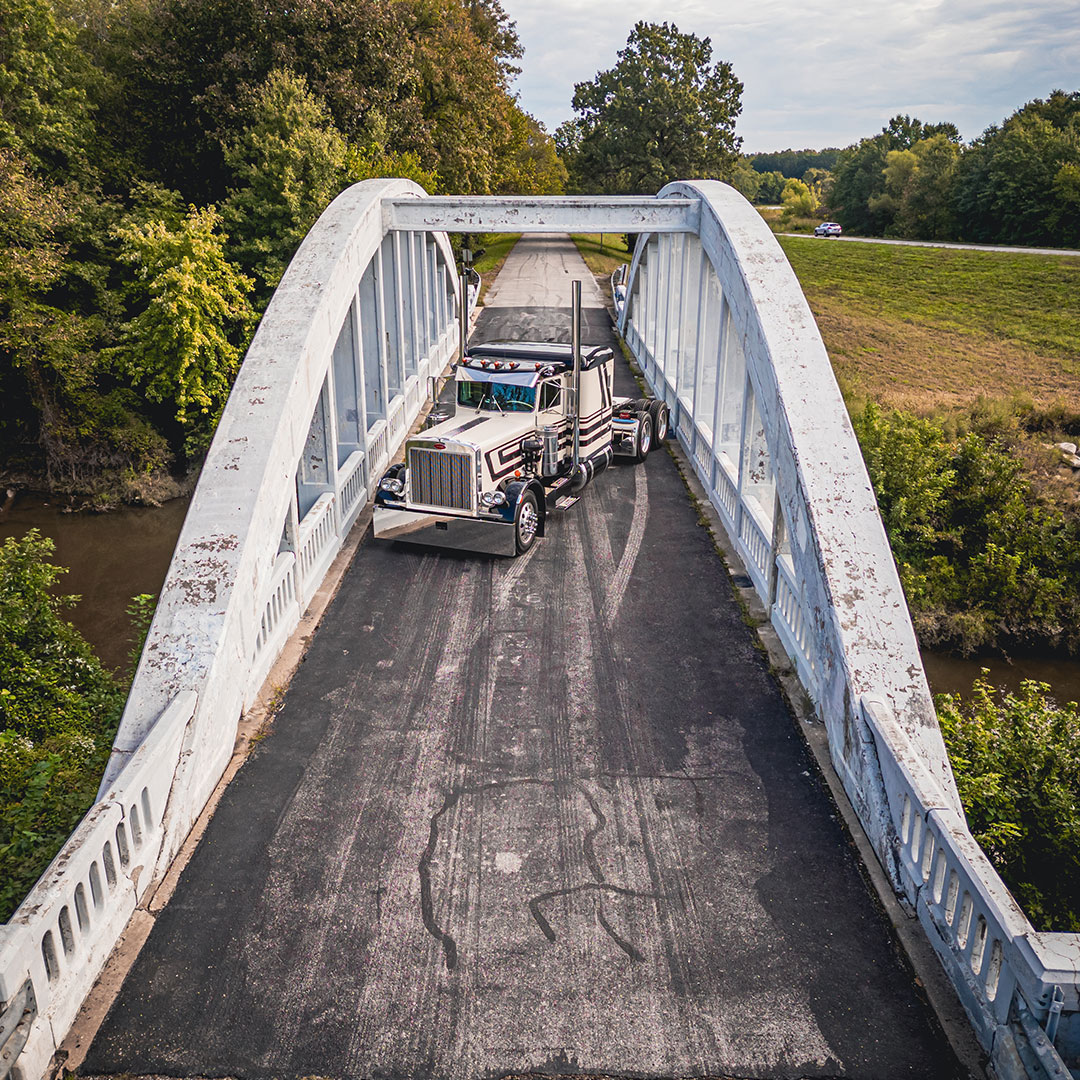 Strikin' that pose and lookin' dang good! 👏😍

#4StateTrucks #ChromeShopMafia #chrome #chromeshop #customtrucks #semitrucks #trucking #customrig #bigrig #18wheeler #tractortrailer #largecar #cdldriver #trucker #truckers #diesel