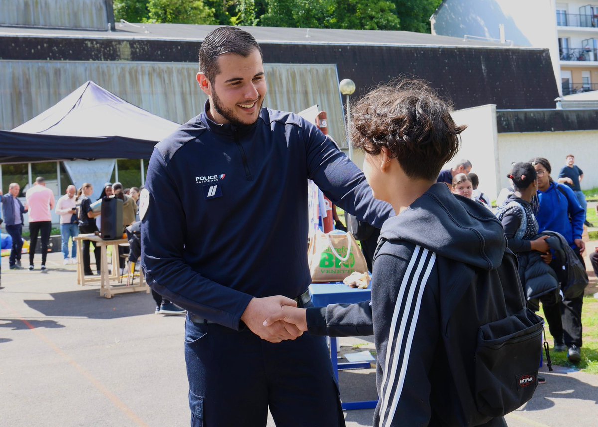 #Rencontre | Mercredi, l'ancien sélectionneur des Bleus, Raymond Domenech, était présent à Creil (60) lors d'olympiades organisées par le Centre Loisirs Jeunes de la #PoliceNationale, en compagnie de collégiens. Le sport et ses valeurs : un rempart contre la délinquance 👟