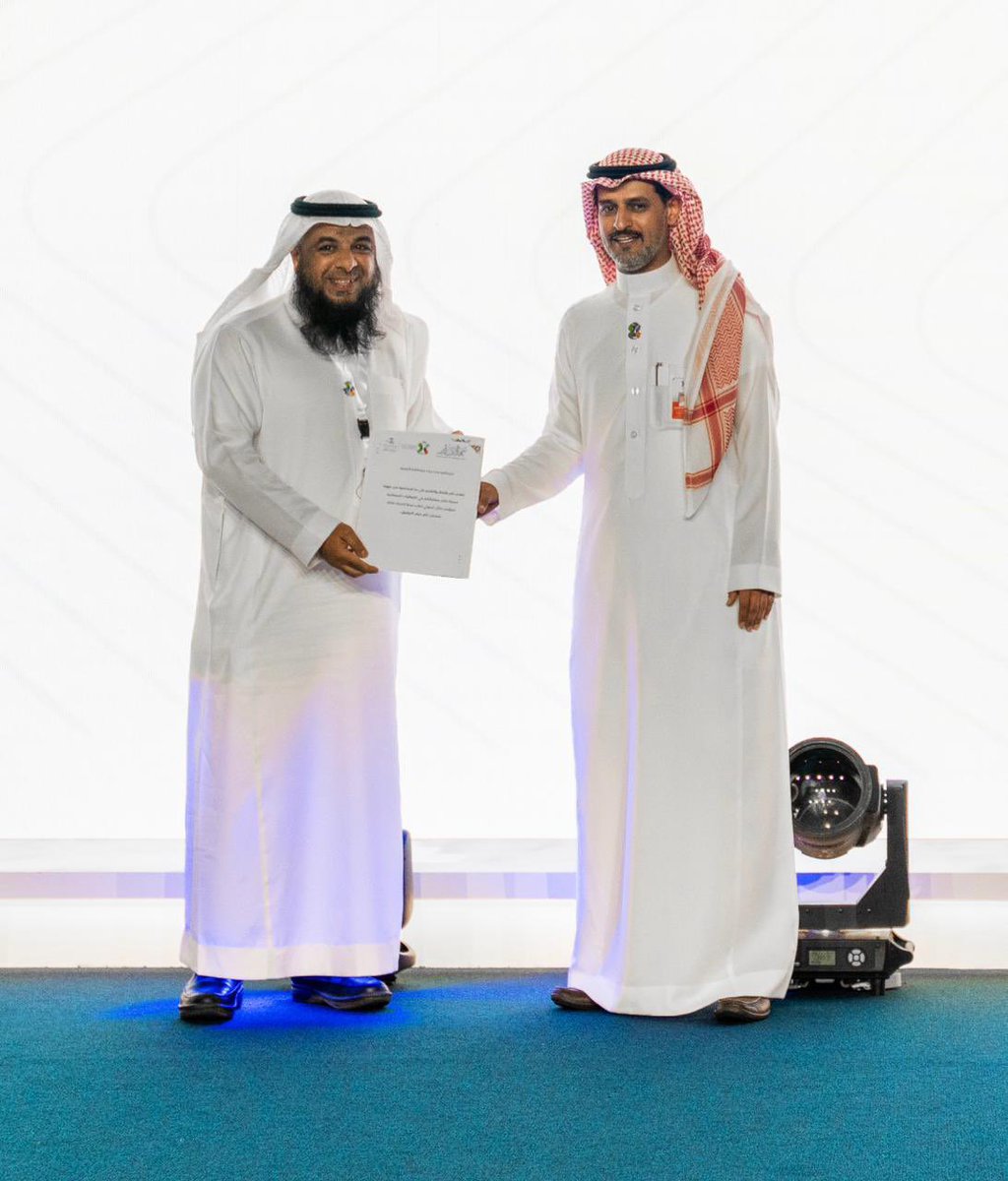 تشرفت بالمشاركة في 
#مؤتمر_حائل_الدولي_لطب_نمط_الحياة 
وكانت تجربة ثرية تعلمت فيها الكثير جداا
وشاهدت  الحماس الرائع الإبداعي..
خلف هذا النجاح مبدعون كثر يحضون بدعم كبير جداا وعناية كبيرة من "وجه السعد"
 امير منطقة حائل
 الأمير عبدالعزيز بن سعد بن عبدالعزيز