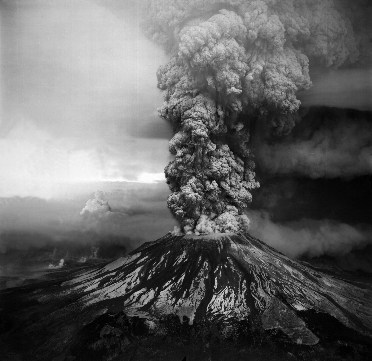 44 years ago today, Mount St. Helens cataclysmically erupted. The event led to 57 deaths, including the death of David Johnston, a dedicated @USGS scientist, and caused the worst volcanic disaster in the recorded history of the lower 48 states.