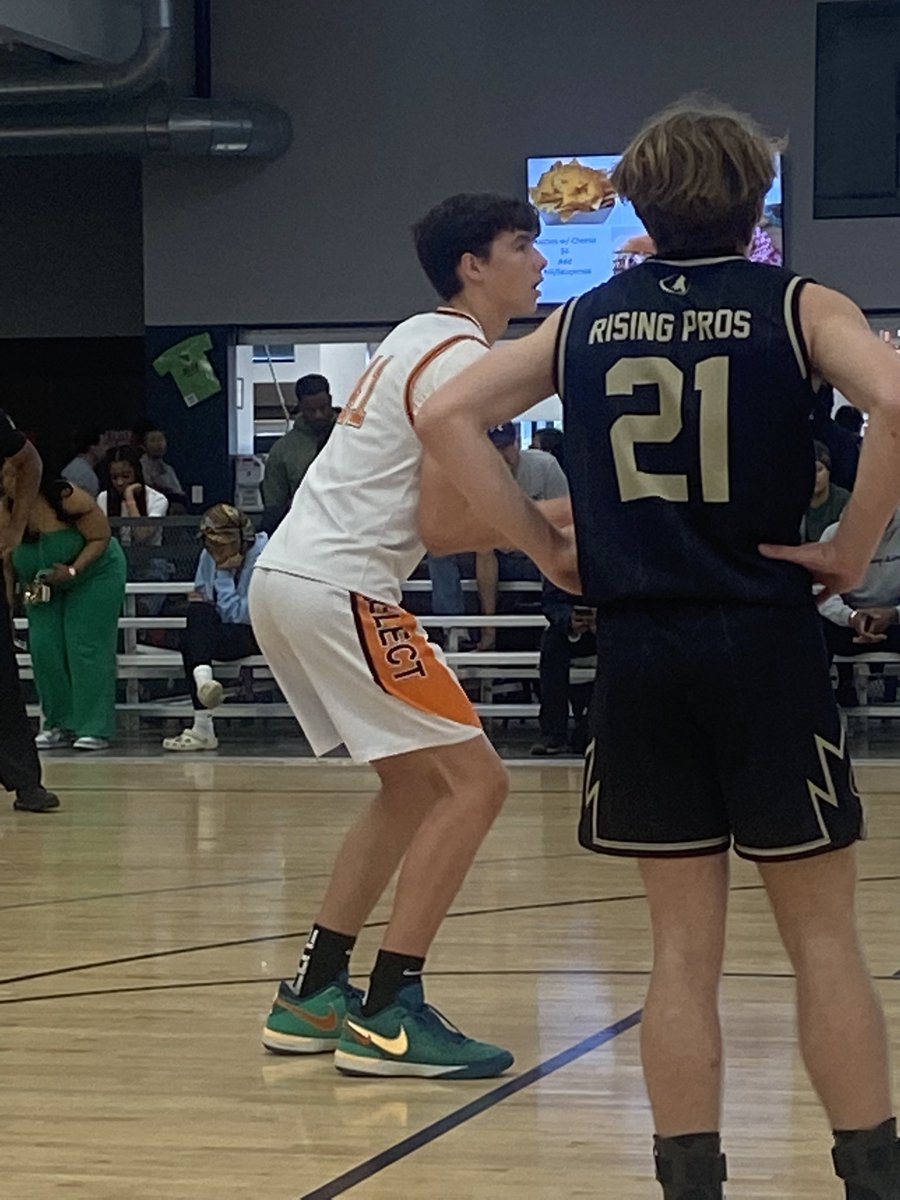 CP3BA 14U Grant Duggins with an impressive start to the game 2 threes already and setting his teammates up nicely <a href="/BigShotsGlobal/">BIG SH🏀TS</a> 

#BIGSHOTS #CarolinaLive