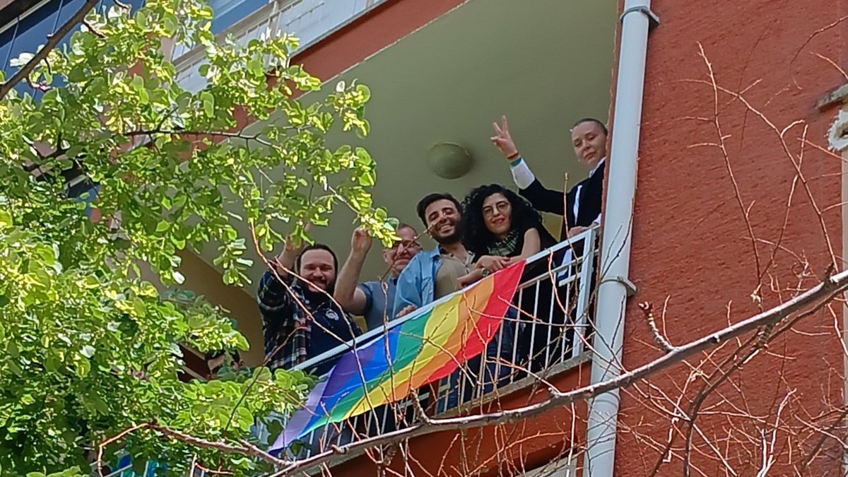 Bugün İHD tarihinde bir ilk olarak Onur Nöbetimizi gerçekleştirdik. 🏳️‍🌈🏳️‍⚧️ Ankara şube LGBTİ+ Komisyonu olarak ayrımcı yasa ve politikalara karşı eşitlik ve ayrımcılık yasağını savunmaya, homofobik, transfobik ve bifobik şiddetle mücadele etmeye devam edeceğiz.