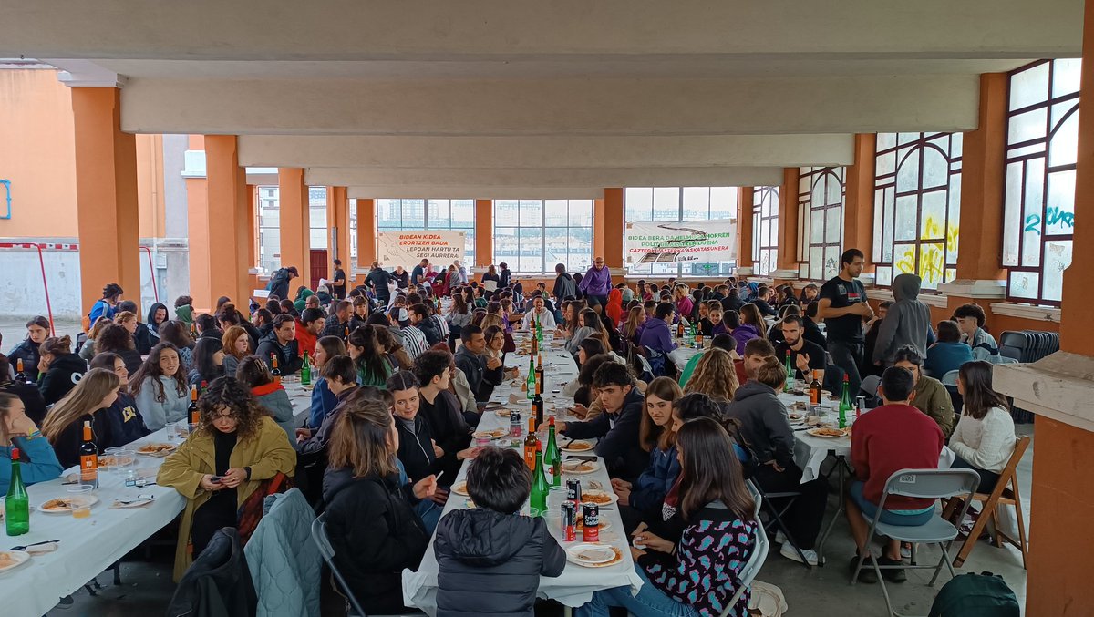 Bizkaiko gazte konpartsak, indarrak hartzen arratsalderako! 

Oso goxo sukaldari! 😋