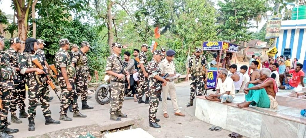 Ensuring fair & peaceful #LokSabhaElections2024, #SSB & @WBPolice are conducting #FlagMarch & #AreaDomination for confidence building of voters in #WB.  A step towards maintaining electoral integrity.  @HMOIndia @PIBHomeAffairs @ECISVEEP @ANI #GPE2024 #DeshKaParv