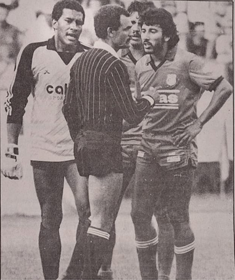 #elfutbolquevi #FPC 1987 'ormeño' Gómez, Sylvano Spíndola y Padilla  del @DIM_Oficial reclaman a Arnaldo Gómez. @josasc @PauloCCortes @boteroduque @ORTEMAN10 @Sergiolondono @currambis @elfuchilero @PipeZarruk @NelsonBedoyaSan @diosesazul1946 @charlasamenas63 @ElPoderoso_DIM #DIM