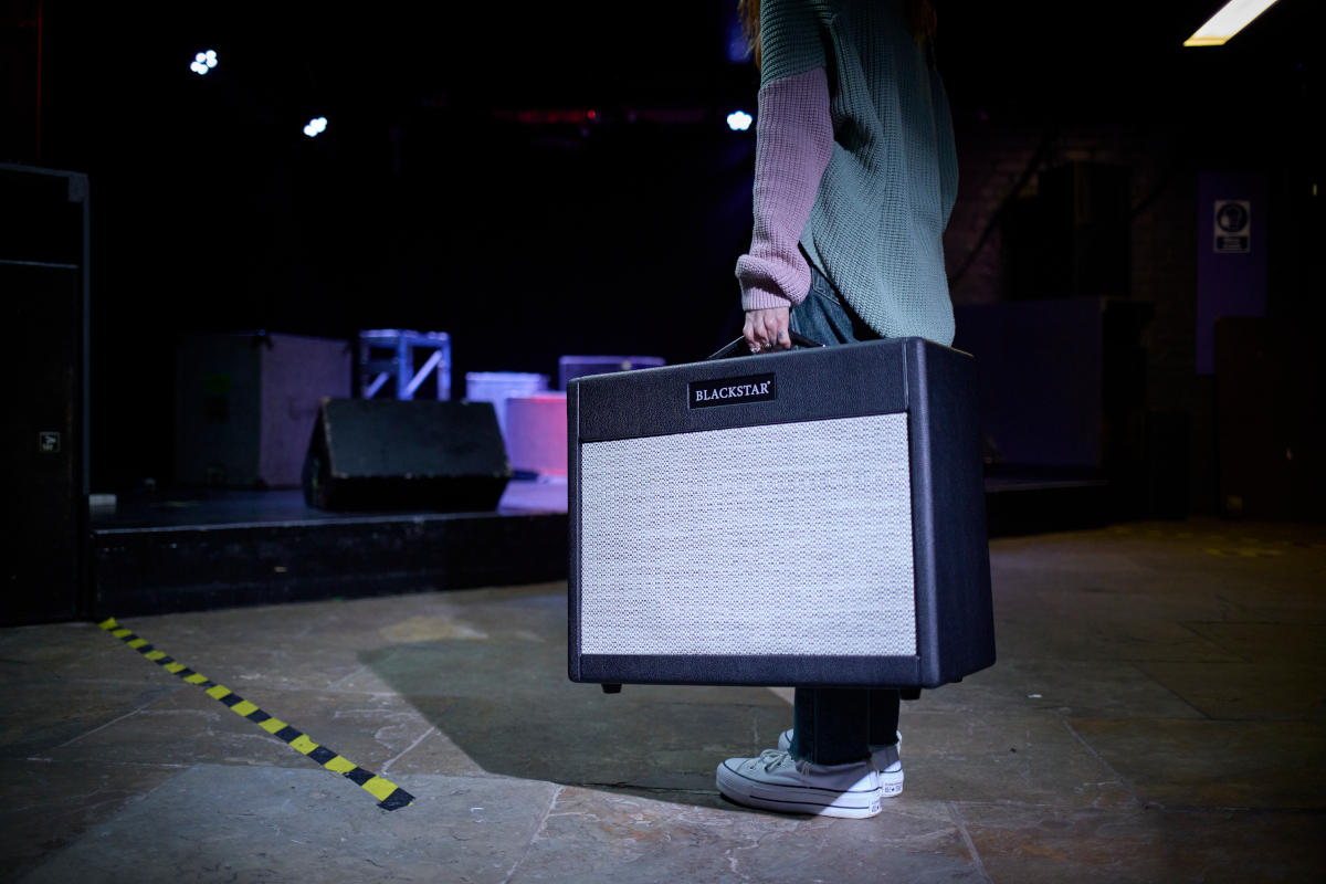 No Roadie? No problem.🤩 The St. James range is up to 47% lighter than a traditional 50W valve amp!🤯