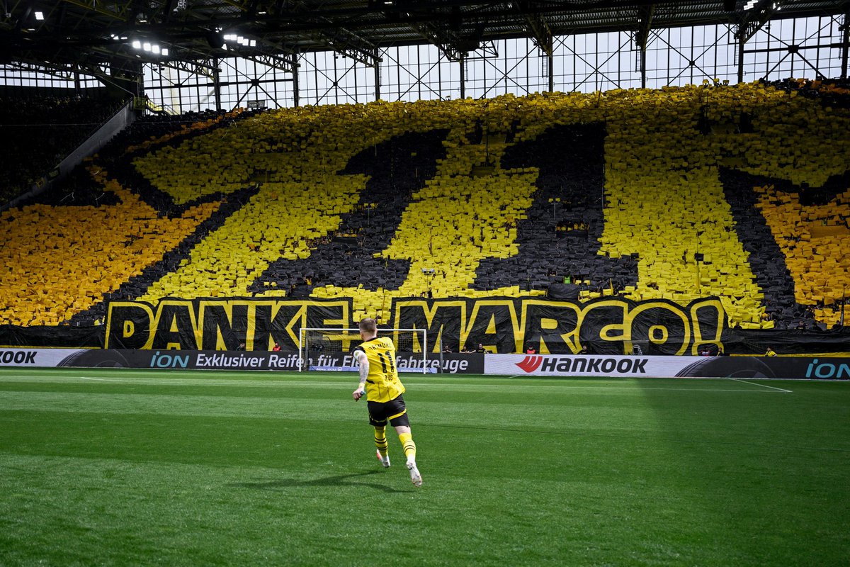 Por representar los valores y la filosofía del Borussia Dortmund como nadie más, el agradecimiento para Marco Reus será 𝗘𝗧𝗘𝗥𝗡𝗢. La foto lo dice absolutamente todo. Por siempre en la historia del BVB. 𝗚𝗥𝗔𝗖𝗜𝗔𝗦 𝗧𝗢𝗧𝗔𝗟𝗘𝗦.