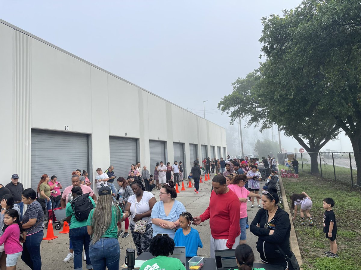 Over 400 families getting food during this difficult  time. Thanks to the HISD Wraparound department and Houston MSTC High School for supporting the North Side community.