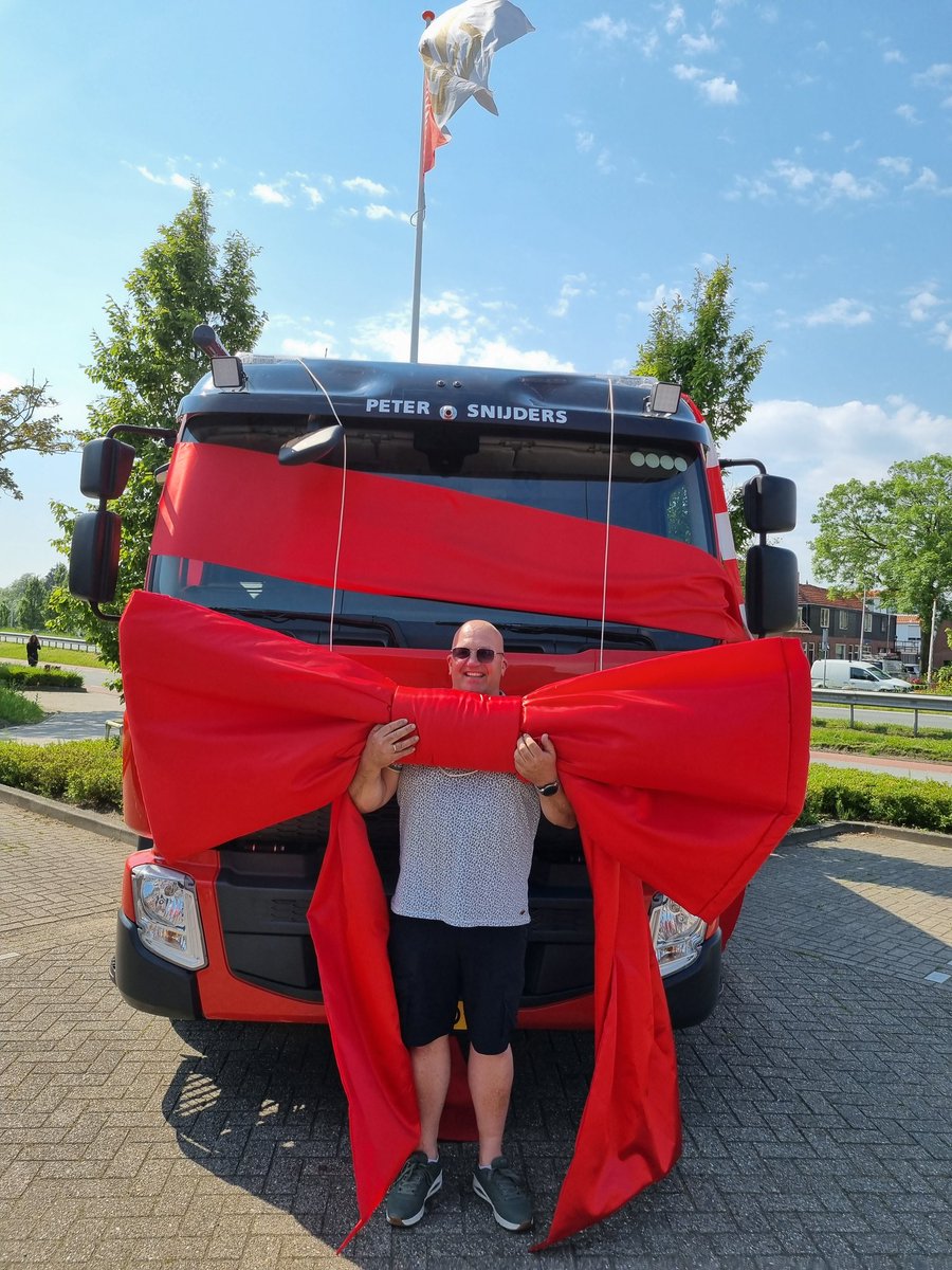 Peter zou stoppen als 'zijn' hulpverleningsvoertuig in dienst zou gaan. Mensen zijn opgeleid, dus vandaag is het zover. Peet, bedankt voor 27 jaar inzet voor kazerne De Lier <a href="/VRH_Haaglanden/">Veiligheidsregio Haaglanden</a> , met name voor het specialisme THV!