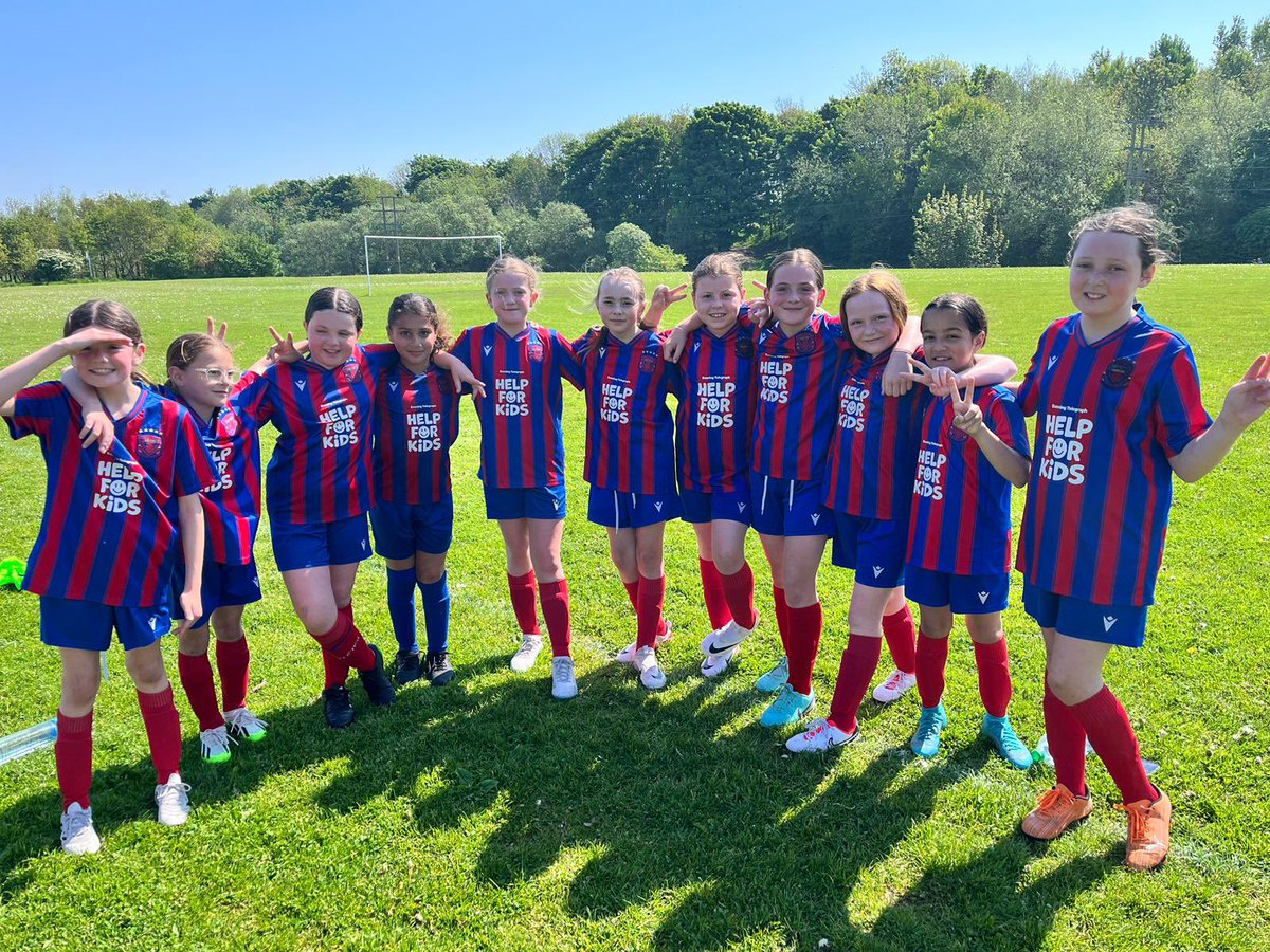 📸 Our U10s Reds all smiles in the sun after a brilliant game with Arbroath Purples today ☀️😊 Thanks to @ArbroathFCTrust for hosting 🤝 #SimplyTheWest💙❤️