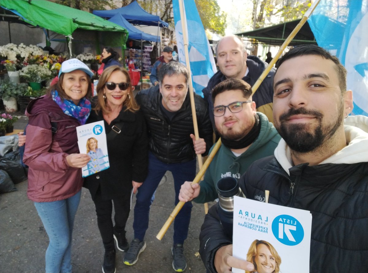 Feria de Acevedo díaz y Rivera, la @lista71 la lista de @lauraraffo en Montevideo! #HagamosHistoria