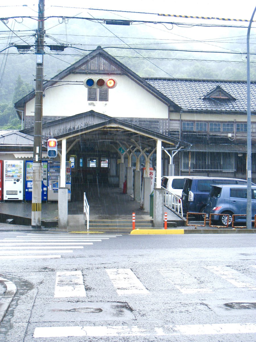 私が高浜駅を訪れたのは2013年。まだポスターも真新しい✨
ましゃと同じ場所に座ったなぁ✨何より息子がまだこんなに小さい🙌🙌🙌
その息子も今は私より随分背が高くなってます。#地底人ラジオ #真夏の方程式 
#BROS1991 #WBT2024