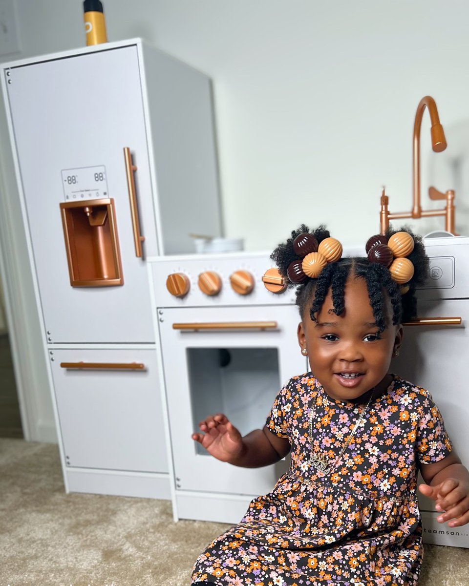 Playing chef has never been this adorable!! 🍰 💫  

📸 @princessloleila

#designhappy #teamsonkids #playkitchen #playroominspo #fyp #kidstoys #explorepage #aesthetic