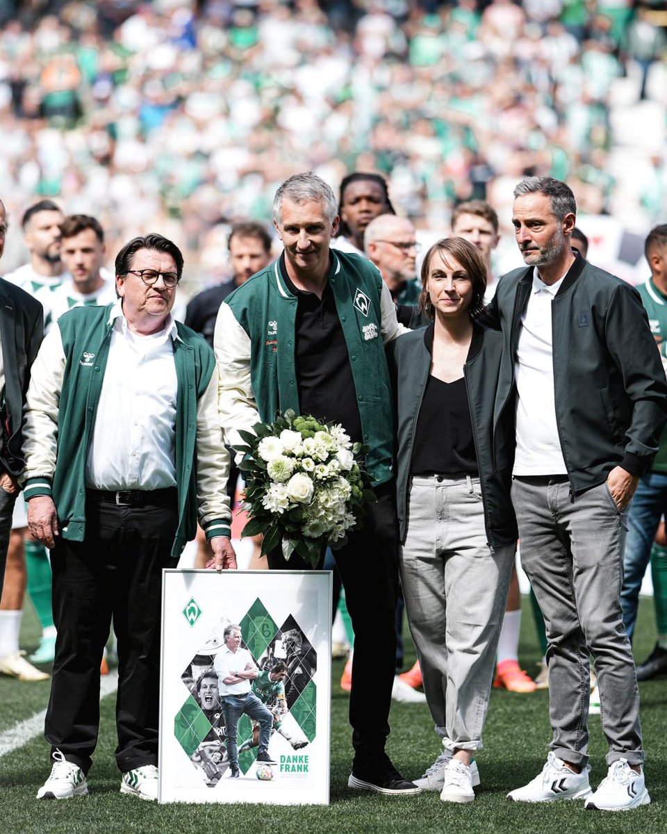 Mehr als ein halbes Leben für Werder. 💚

Vielen Dank für deinen unglaublichen und unvergleichlichen Einsatz für den SVW in den letzten 25 Jahren, Frank! 🥺

Quartett vor dem Anstoß verabschiedet 👉 svw.de/Verabschiedung…

#Werder | #SVWBOC | #Baumann